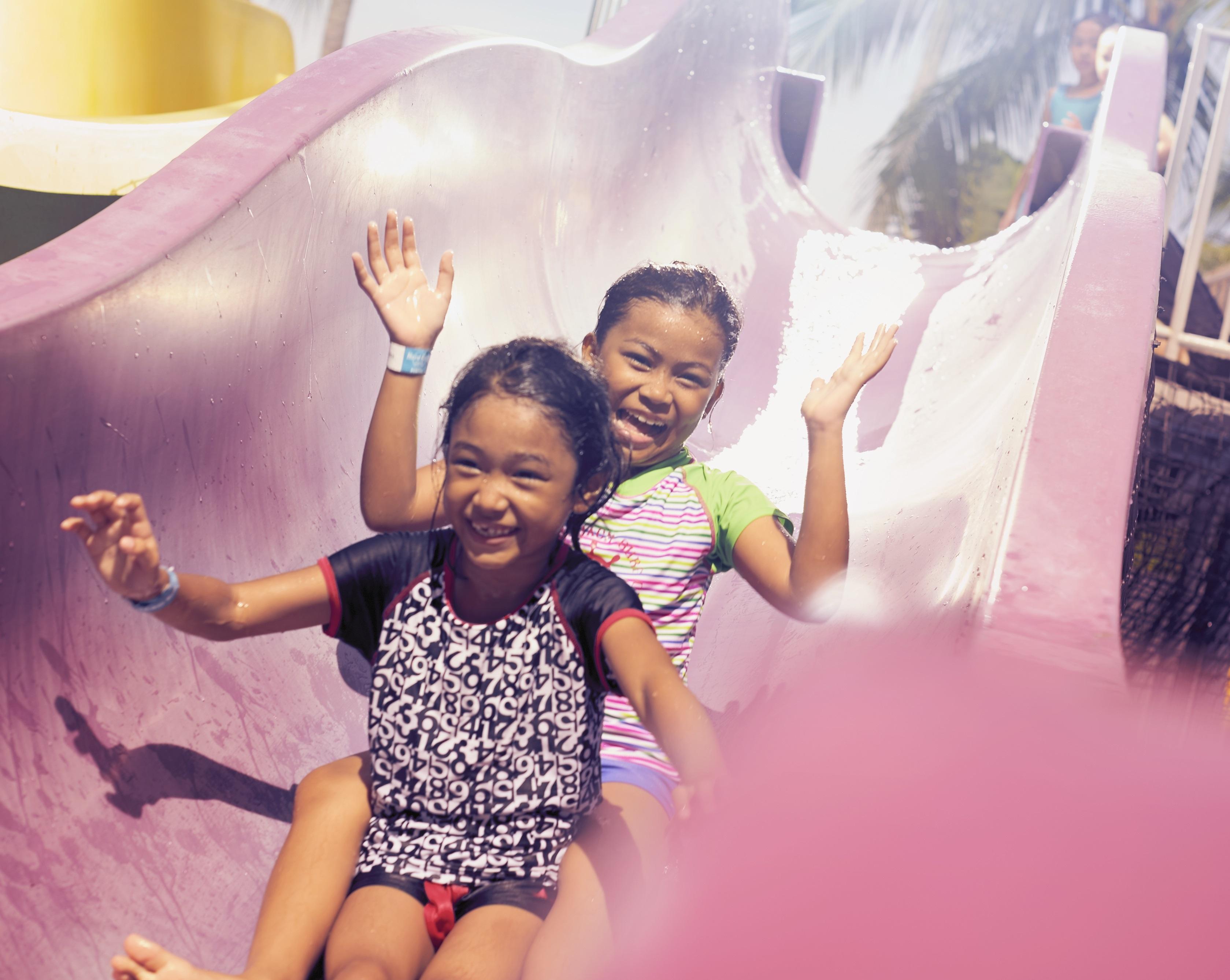 Hard Rock Hotel Penang Batu Feringgi Exteriér fotografie Two children on a slide