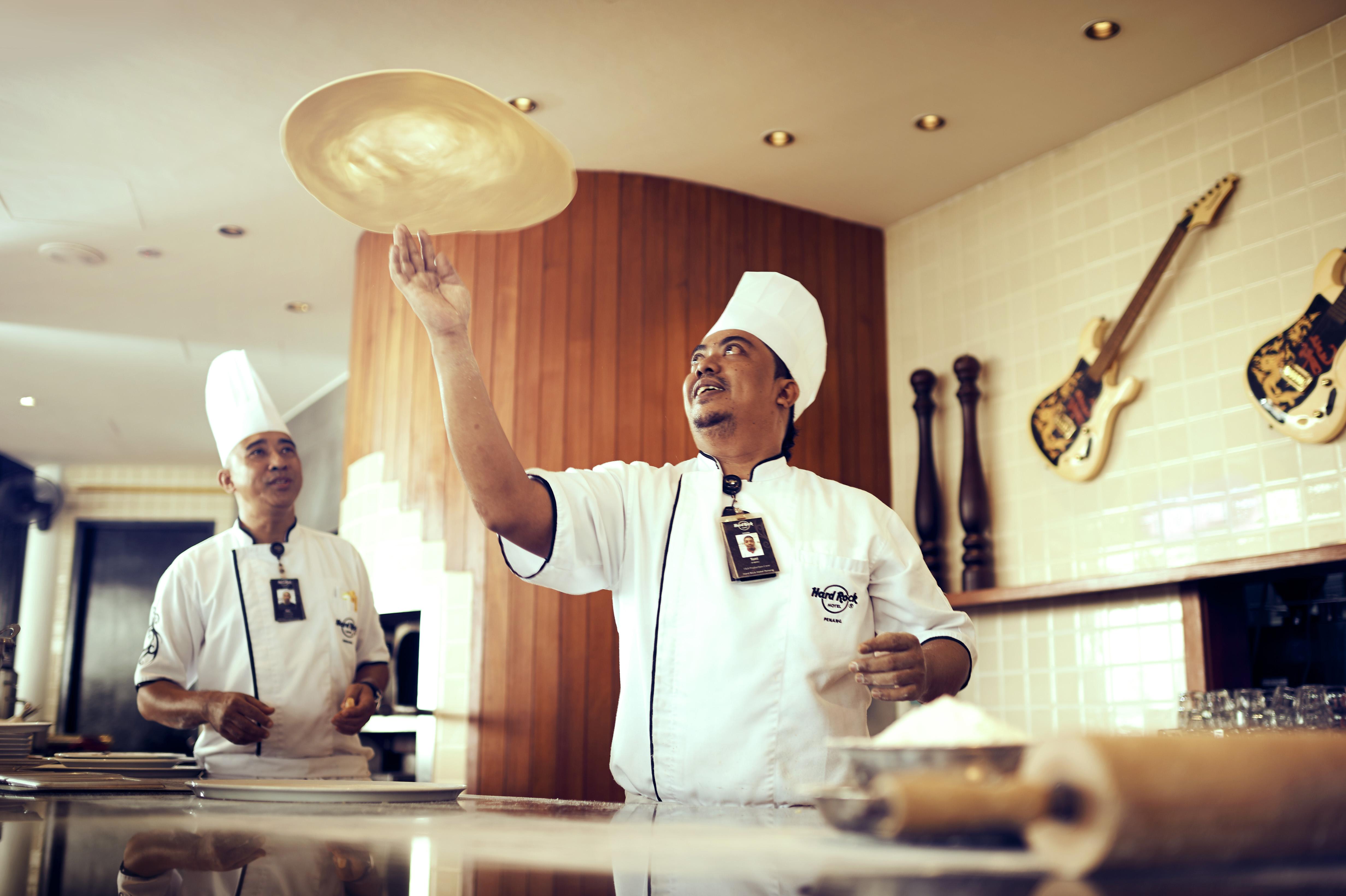 Hard Rock Hotel Penang Batu Feringgi Exteriér fotografie Pizzaiolo throwing pizza dough