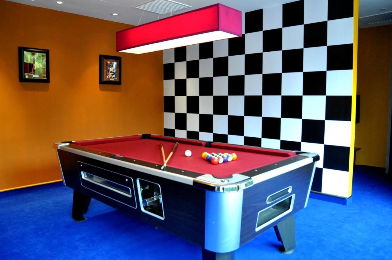 Hard Rock Hotel Penang Batu Feringgi Exteriér fotografie A pool table